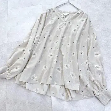 슬로브 이에나 IENA 도트 플라워 개더 블라우스 스키퍼 드레이프감