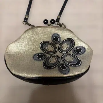 Marimo bags 가마구치 숄더백 가죽 느낌 플라워 모티브