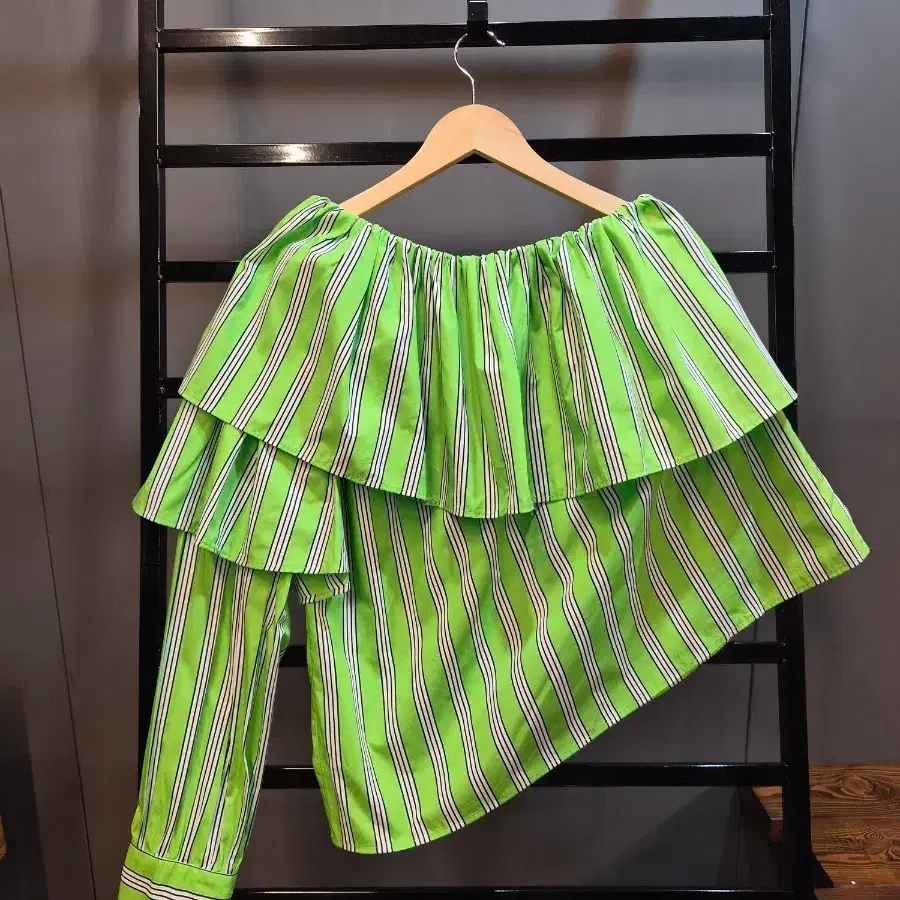 [38] MSGM 그린 스트라이프 원숄더 러플 블라우스 14.9