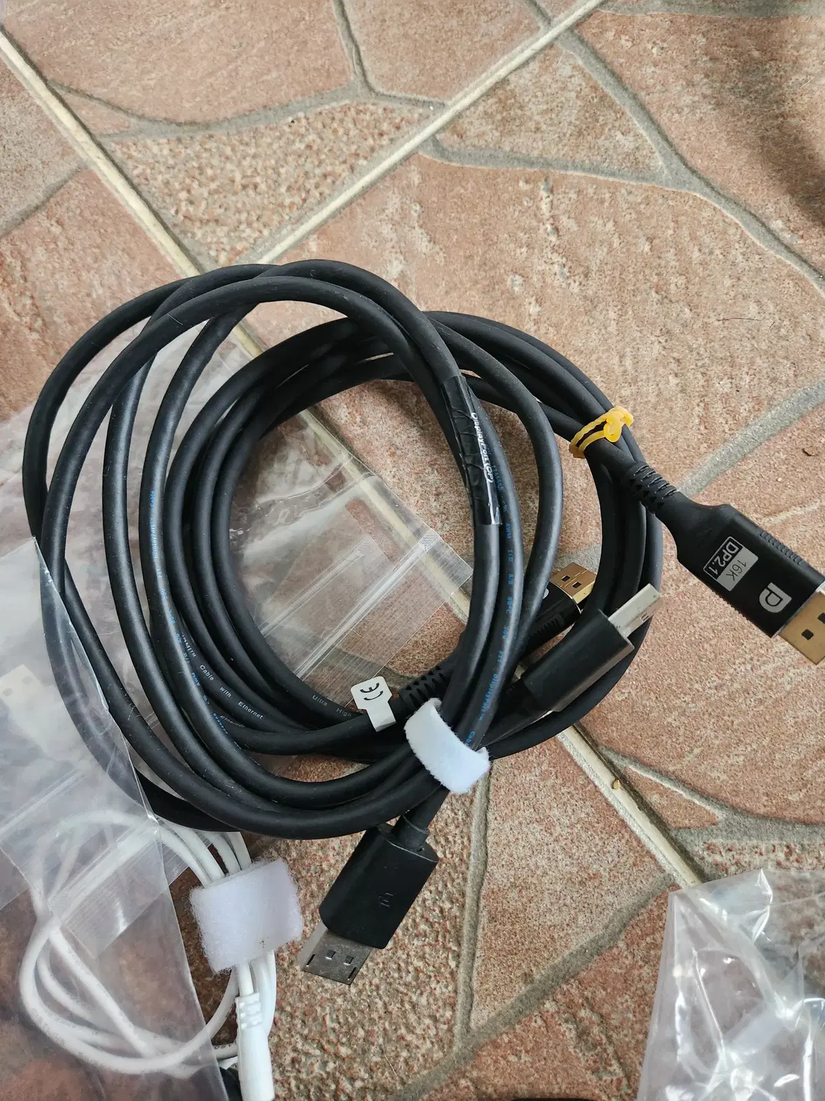 모니터 DP 16K 케이블 1개, 일반 DP 케이블 1개 일괄