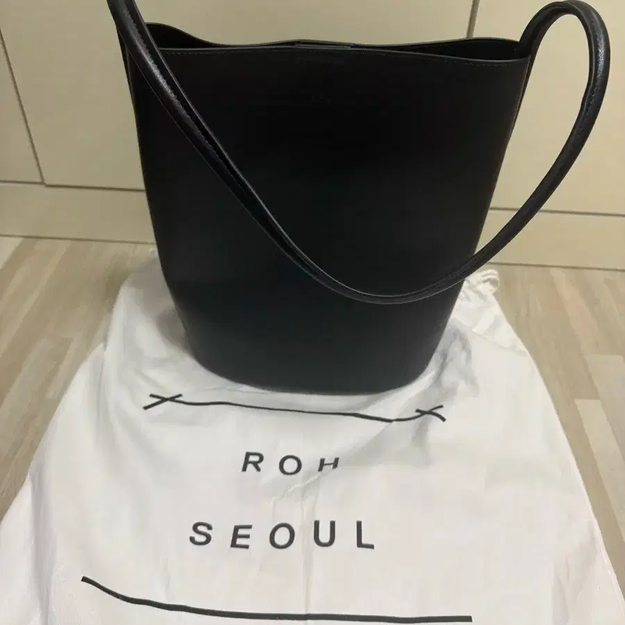 [로서울] Medium Mug shoulder bag Black