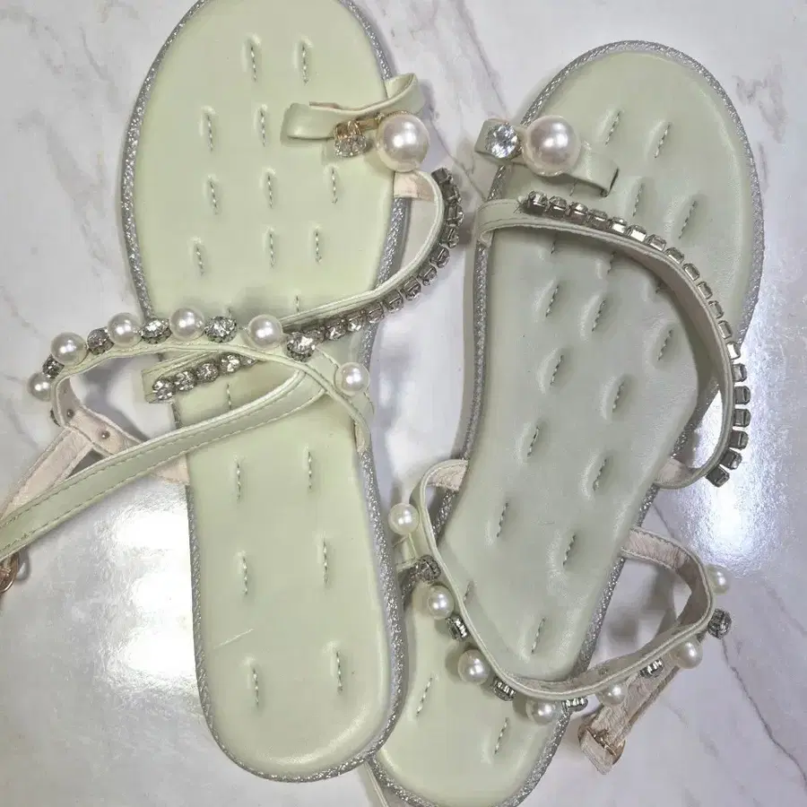 진주 큐빅 장식 샌들 연두색 245 새거