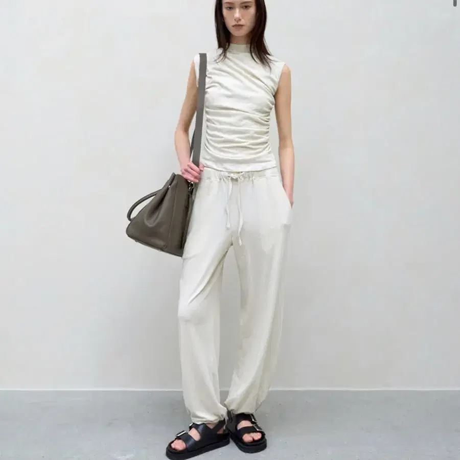 blossom 블러썸 CODE SHIRRING SLEEVELESS