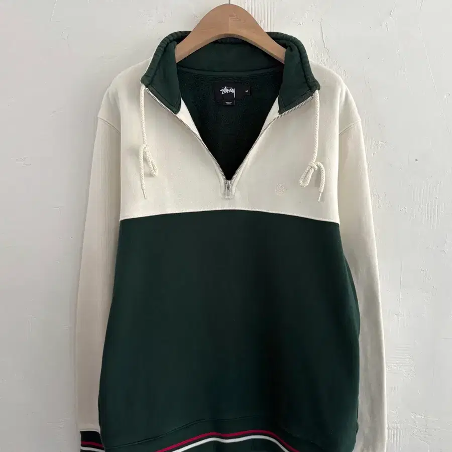 Stussy 스투시 화이트/그린 배색 스펠아웃 반집업 스웻셔츠