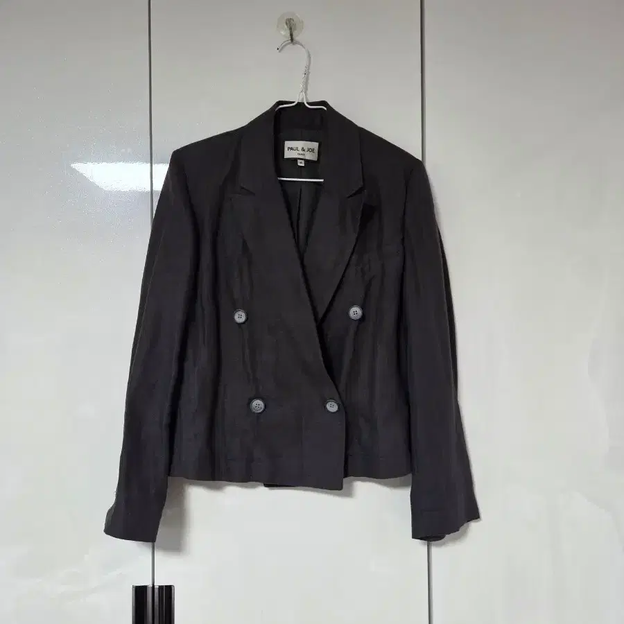 폴앤죠 블랙 더블 버튼 크롭 린넨자켓