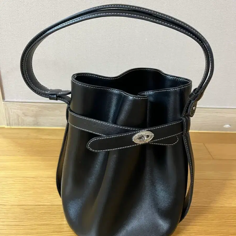 오스트카카 클래식 벨트 버킷백