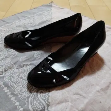 [ Stuart Weitzman ] 에나멜 웨지솔 펌프스