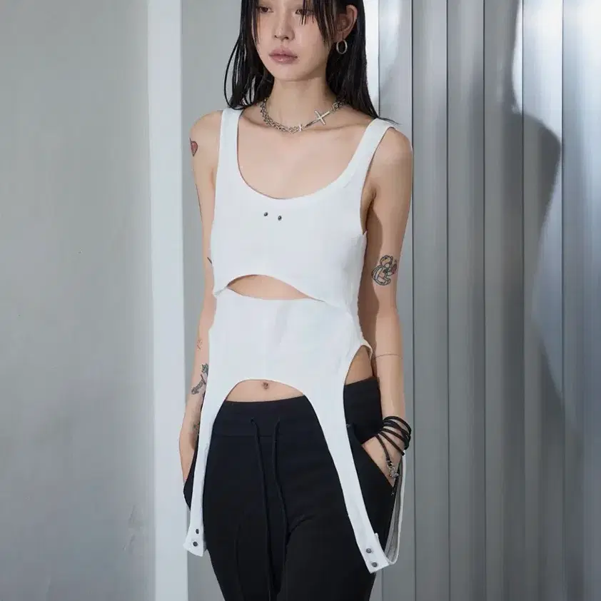 녹타브 슬리브리스 탑 화이트 >>>>블랙 교환 구해요