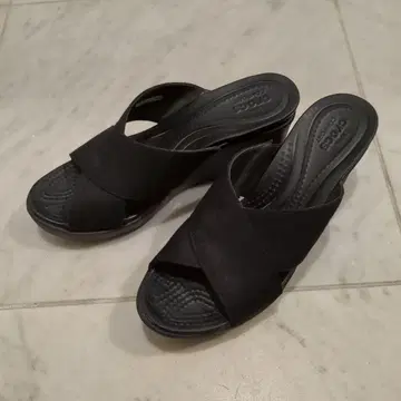 [시간 한정 가격 인하] Crocs 여성용 웨지솔 샌들 블랙 w8