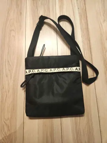 A.P.C. 로고 테이프 숄더백 블랙