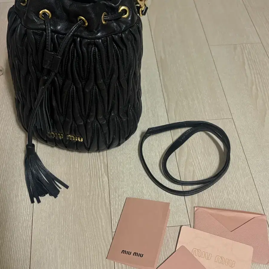 미우미우 마테라쎄 버킷백 블랙