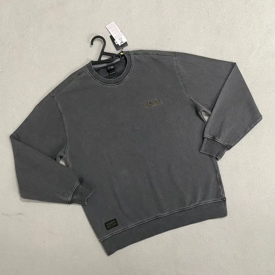 XL 새상품 뉴에라 피그먼트 라운드 맨투맨 25SS B.4379