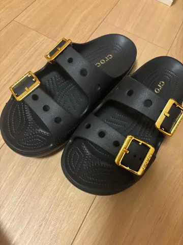크록스 샌들 블랙 골드 버클 W7