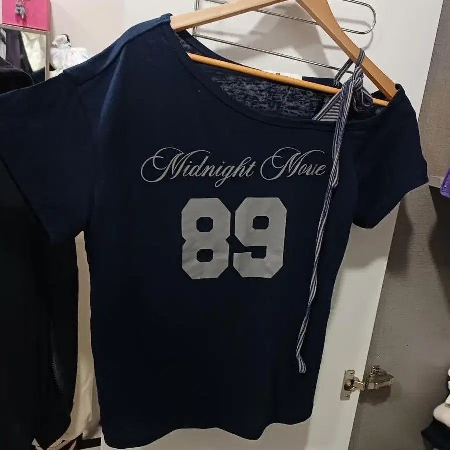 네이비 오픈숄더 반팔 티셔츠 89 프린팅