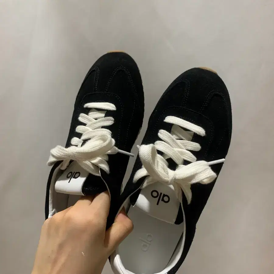알로 스니커즈