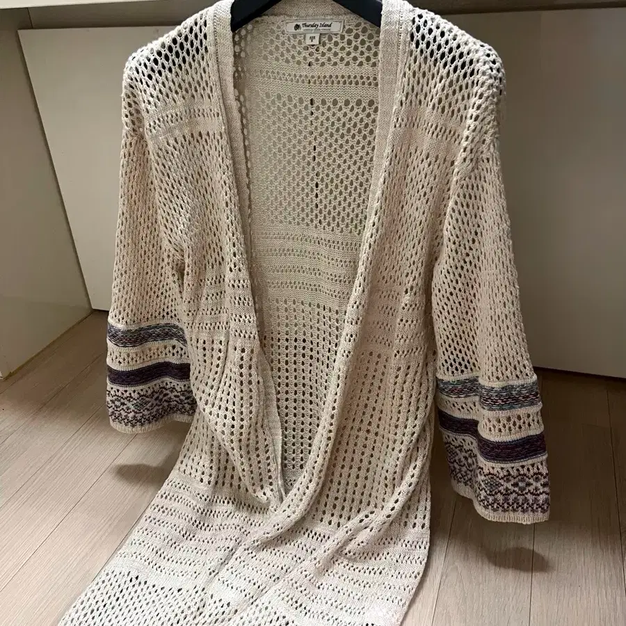 써스데이아일랜드 린넨 펀칭 오픈 로브 롱가디건 베이지 휴가룩 여행룩 비치룩 휴양지 여름 커버업 그물 네트