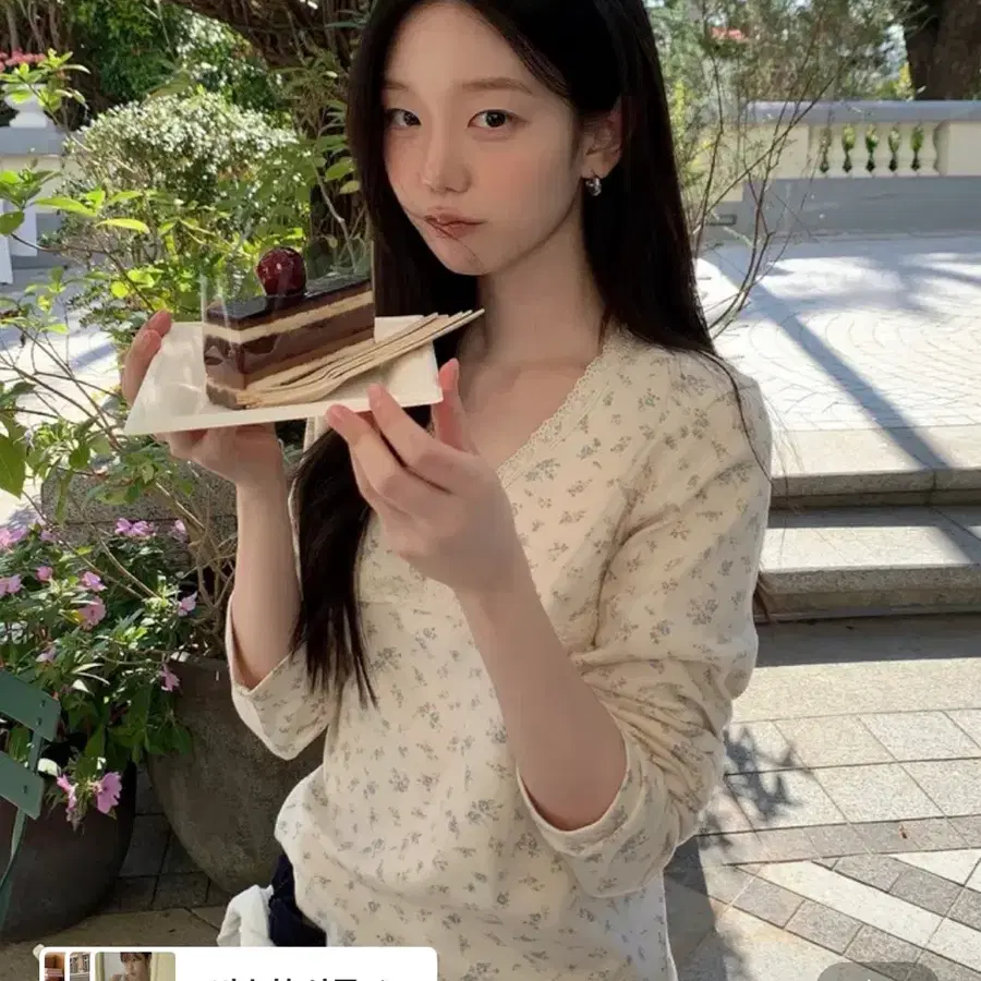 레터프롬문 브이넥 레이스 랩 티셔츠