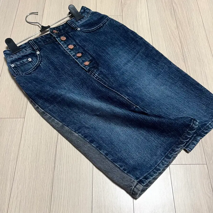 럭키슈에뜨 반전 배색 단추 데님 스커트 청치마 미디 진청 흑청 앞트임