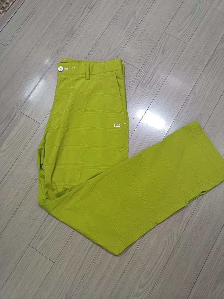 커터앤벅 체크 골프바지 라임색33~34/100거의새옷