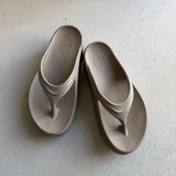 OOFOS 리커버리 샌들 통굽 베이지