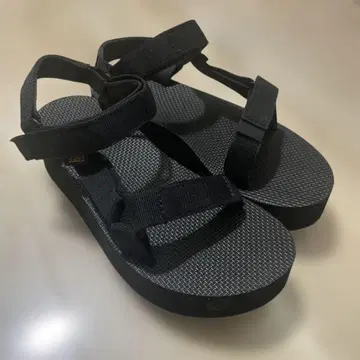 Teva 플랫폼 유니버설 통굽 샌들 블랙