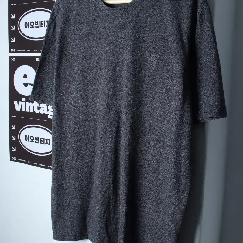 (L-XL) 게스 반팔 티셔츠 스몰로고 차콜 놈코어-H35150