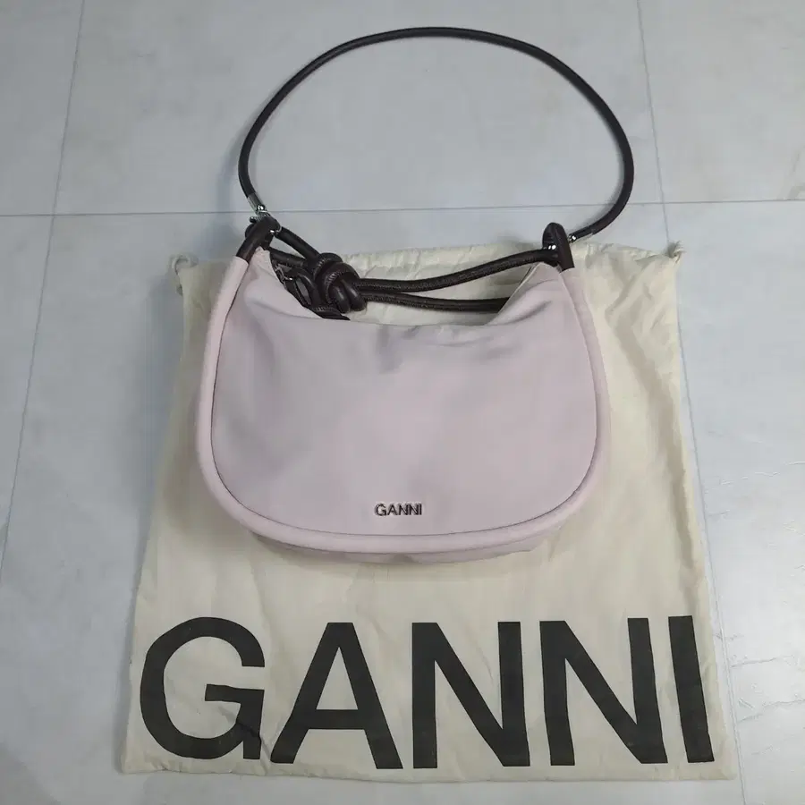 GANNI 가니 바게트 토트백