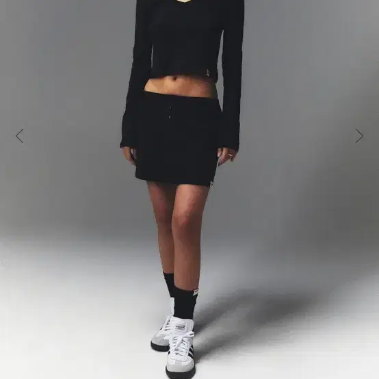 글로니 CLASSIC V-NECK LONG SLEEVE (BLACK)