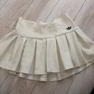 아디다스 플리츠 스커트 화이트