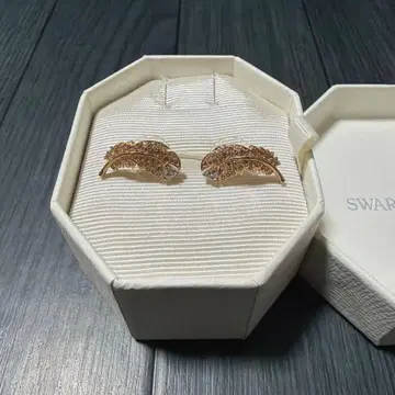 초레어 정가 32400엔 swarovski 페더 귀걸이 양쪽 귀