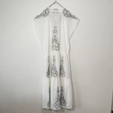 새상품급 ZARA 티어드 자수 카프탄풍 롱 원피스 슬리브리스