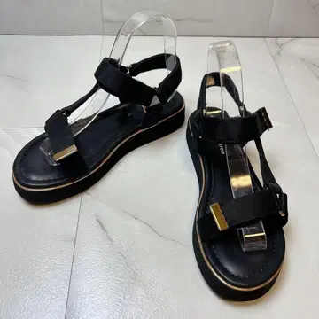 새상품급 마리끌레르 비스 스포츠 샌들 블랙 골드 M 통굽 3.3cm