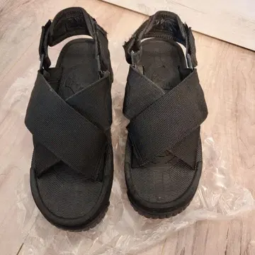 SHAKA 통굽 크로스 스트랩 샌들 블랙 24cm