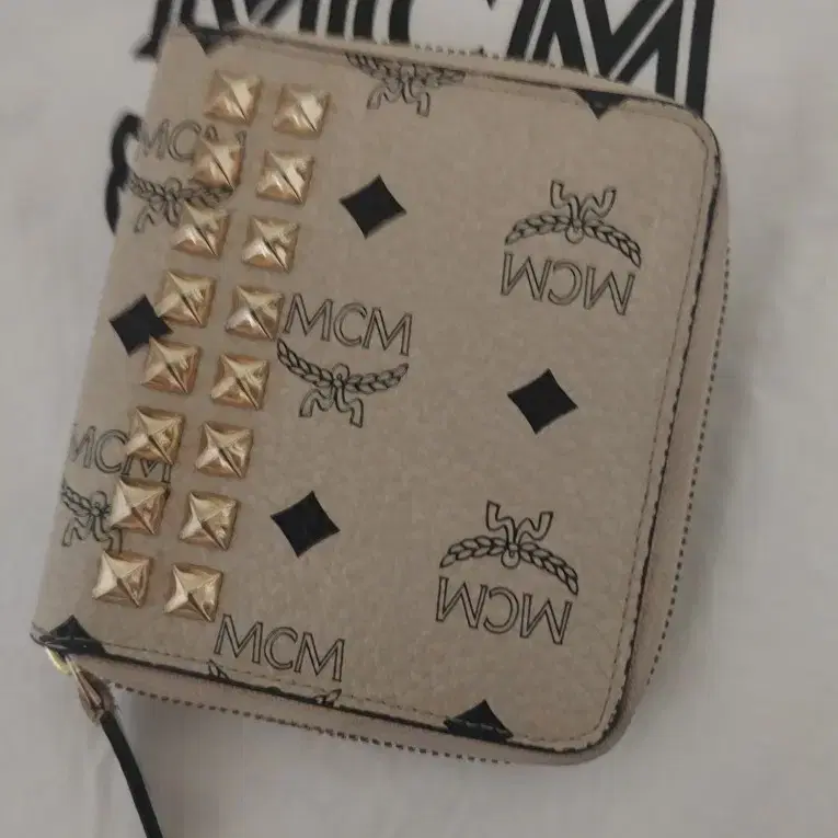 정품)MCM 스터드  반지갑 베이지 한정판
