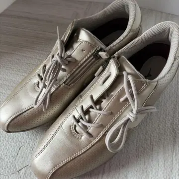 새상품급*MIZUNO 미즈노 스니커즈 워킹화 골드 24
