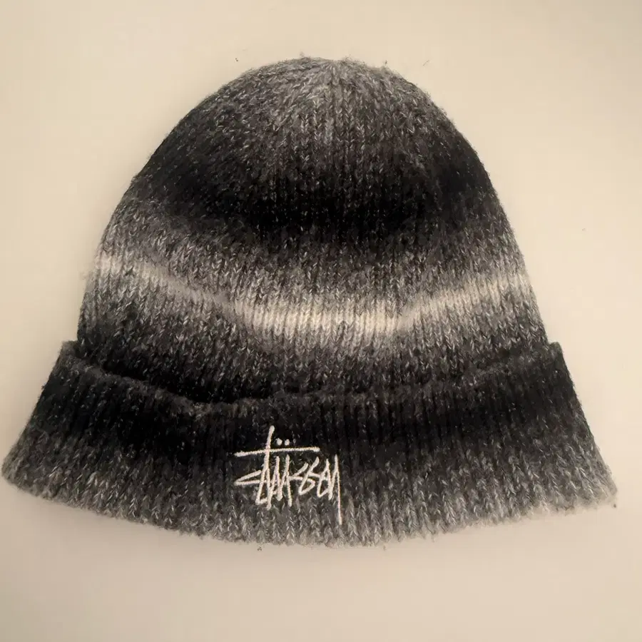 스투시(STUSSY)그라데이션 블랙 비니
