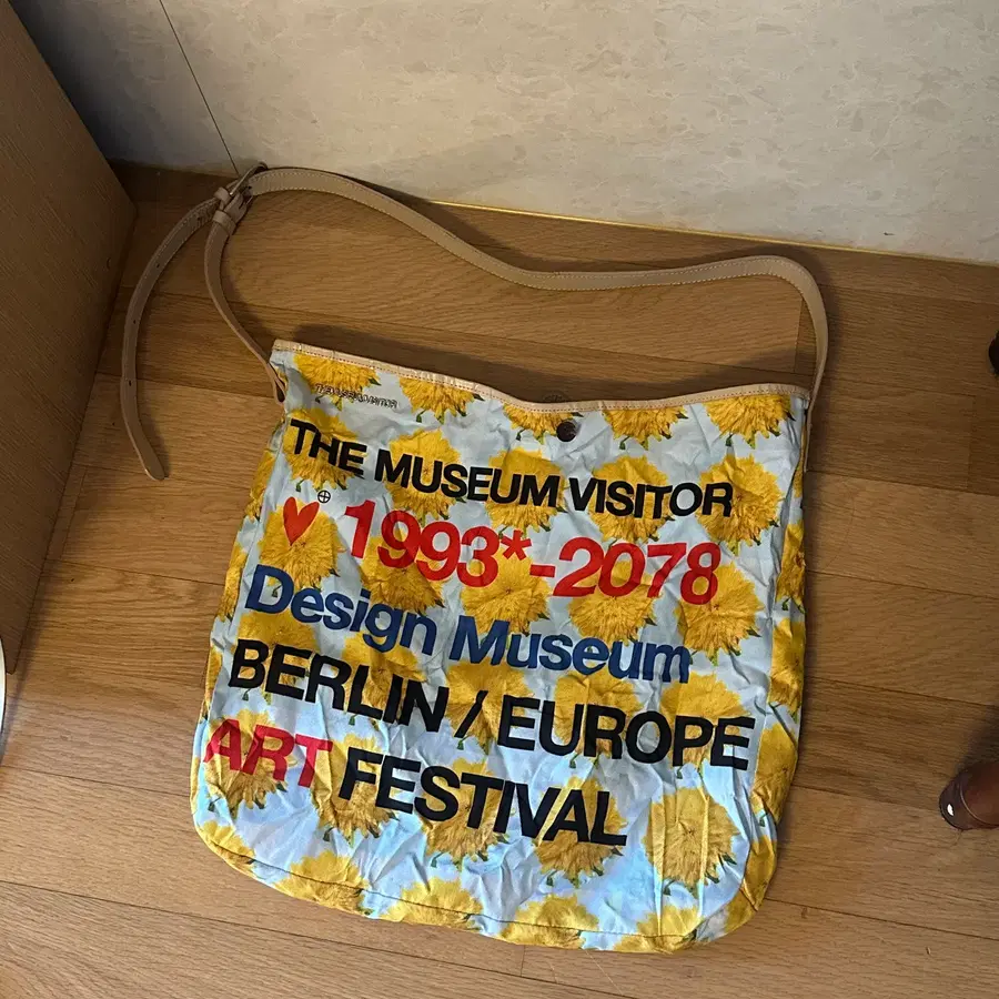 더뮤지엄비지터(THE MUSEUM VISITOR) 플라워 크로스백