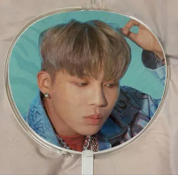 ATEEZ wave 부채 종호
