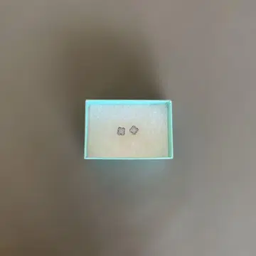 클로버 모티브의 귀걸이 그레이 칼세도니