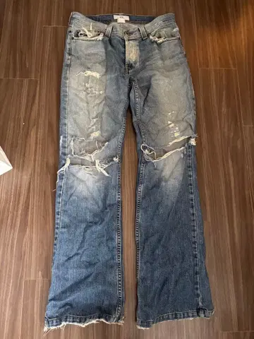 Armani Exchange 빈티지 데미지 플레어 데님 팬츠