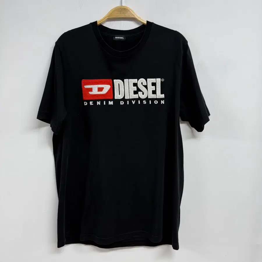 디젤 DIESEL 빅로고 자수 반팔티 블랙 L 100 JS72