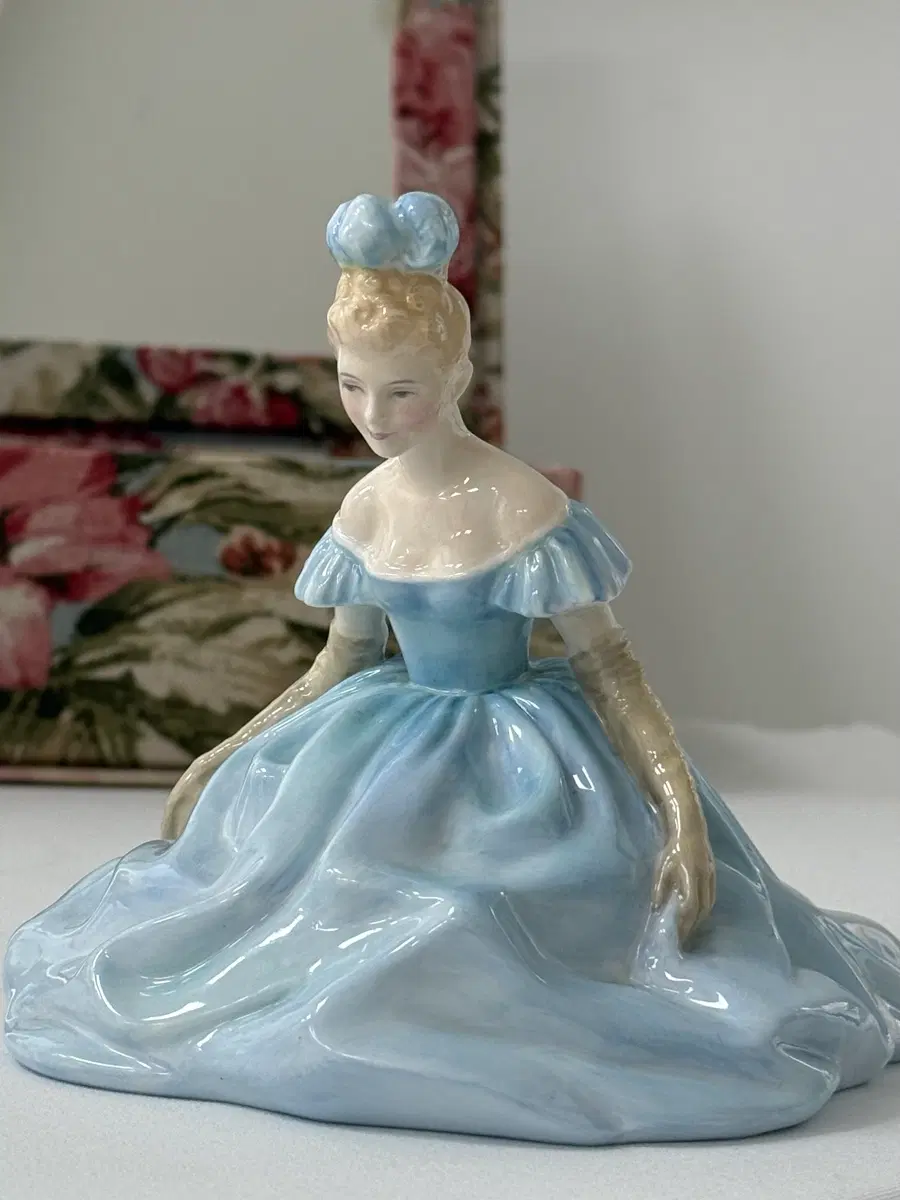 로얄덜튼 피겨린 Debutante