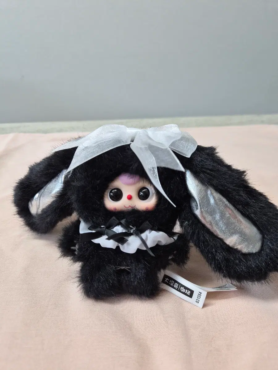 검은색 토끼인형