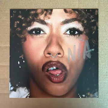 Nia Archives 친필 사인