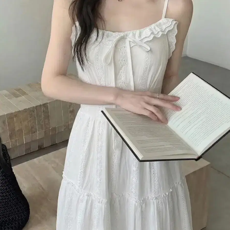 화이트 프릴 레이스 리본 펀칭 끈 나시 롱원피스
