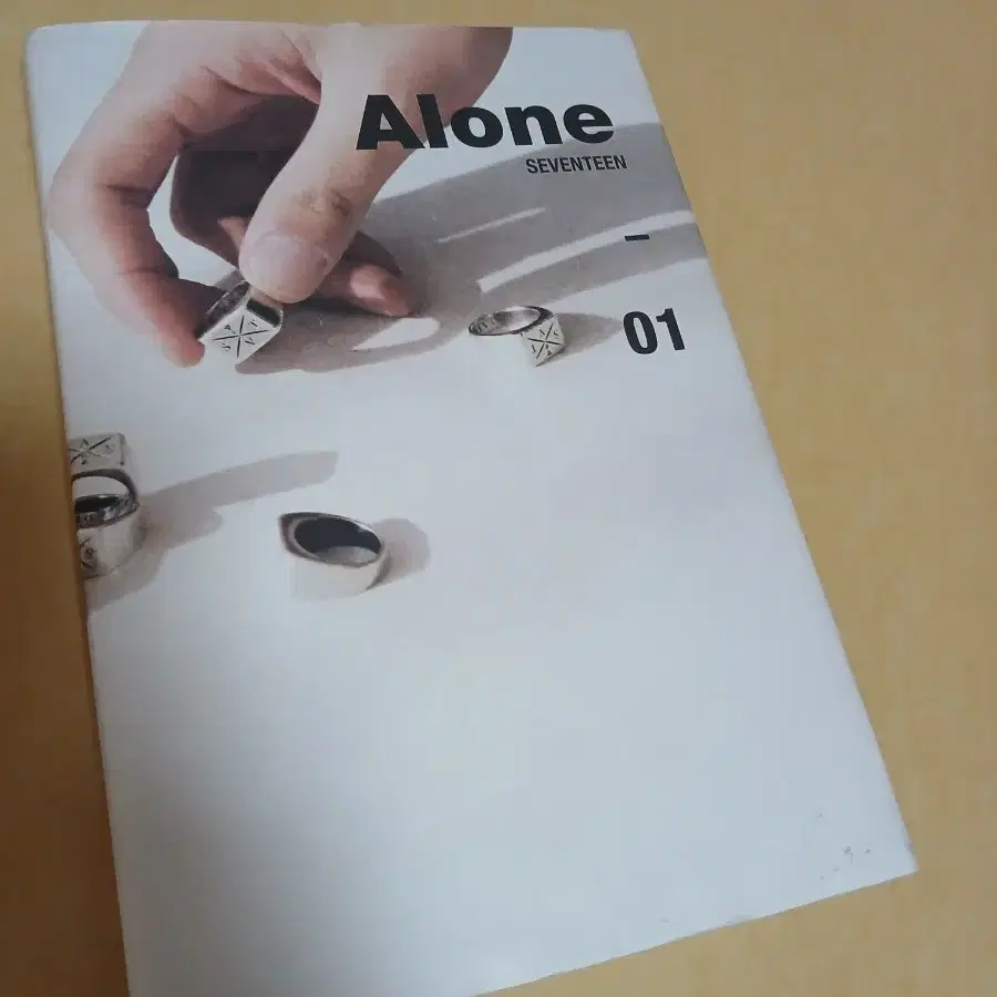 세븐틴의 네번째 미니앨범 'Alone 01' 입니다