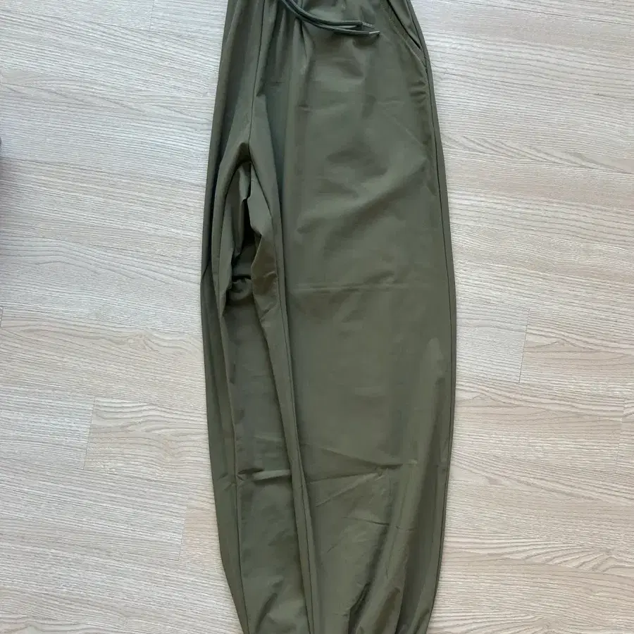 (새상품) 카키 나일론 조거팬츠