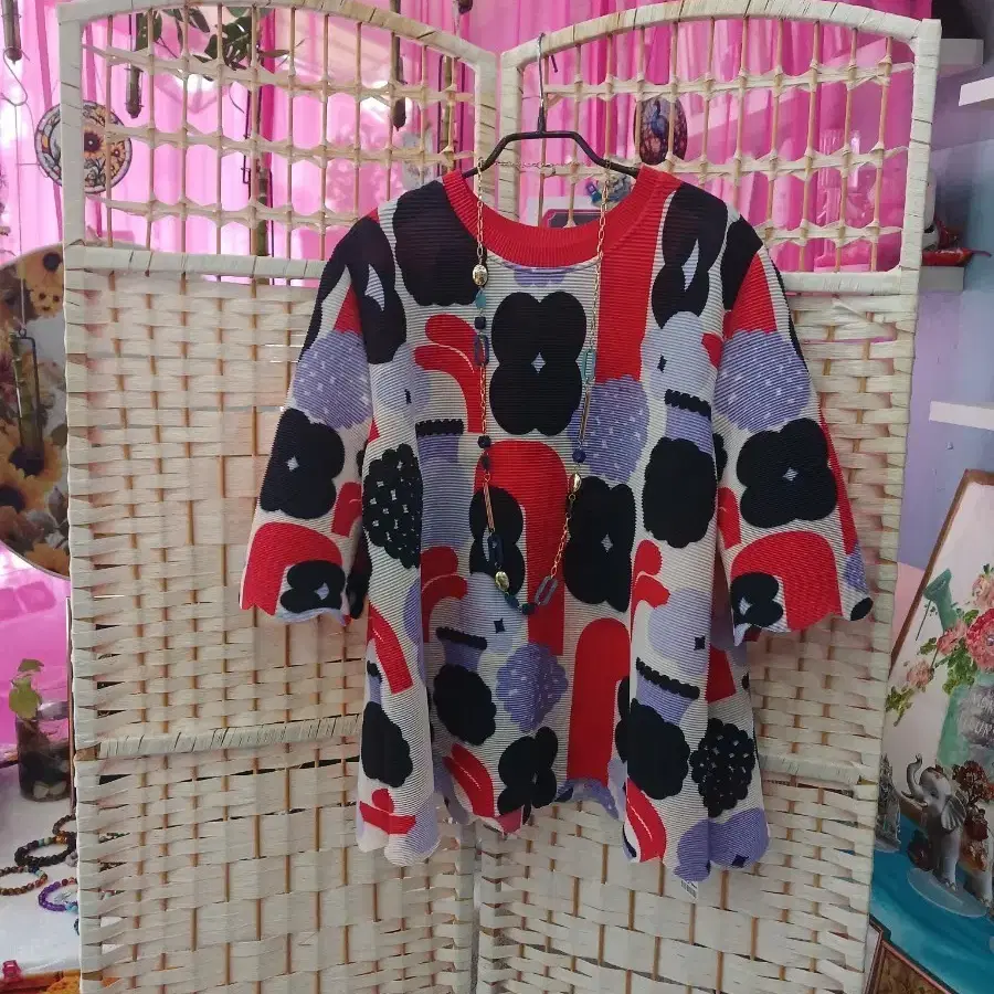 플리츠 블라우스와 목걸이 세트