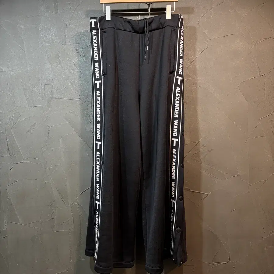 [S] ALEXANDER WANG 알렉산더 왕 사이드 버튼 트랙 팬츠