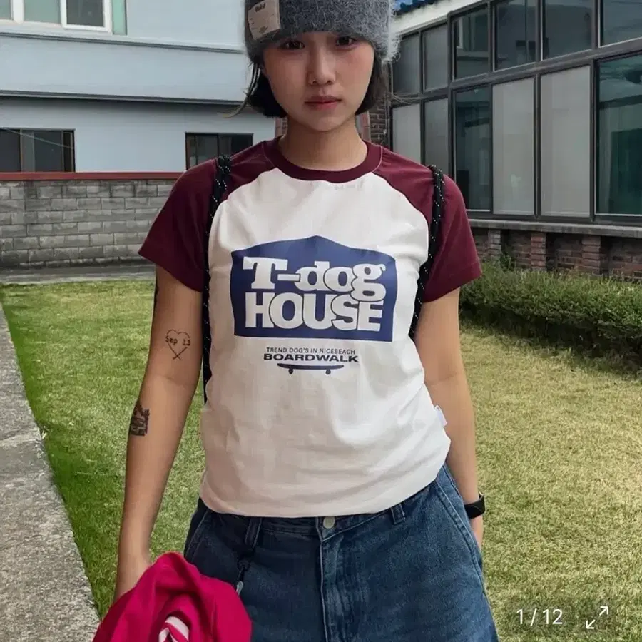 어반디타입 독 하우스 그래픽 래글런 티셔츠_버건디